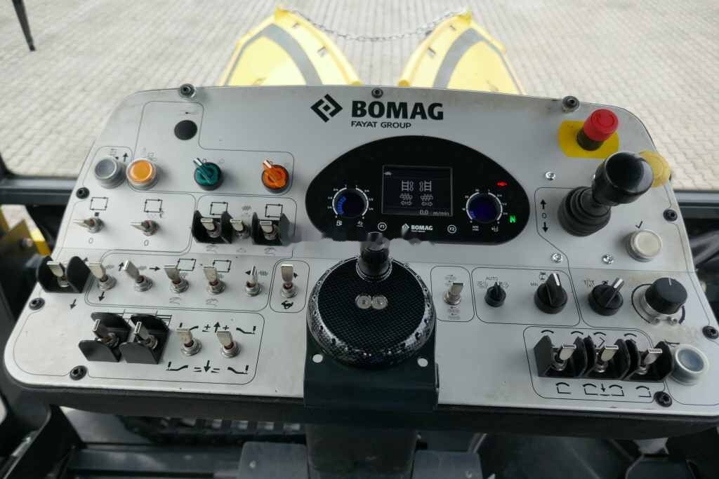 아스팔트 포장기 BOMAG Bomag BF 300C-2 - S340-2 : 사진 24