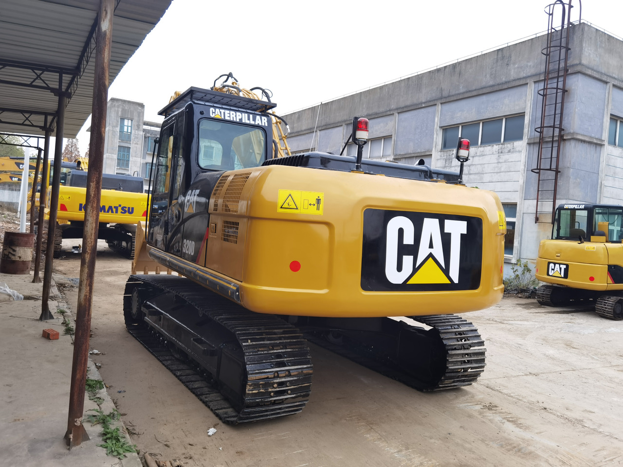 크롤러 굴삭기 CATERPILLAR 320D : 사진 2