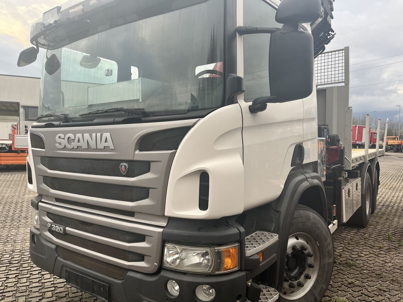 덤프트럭, 크레인 트럭 Scania P320 : 사진 2
