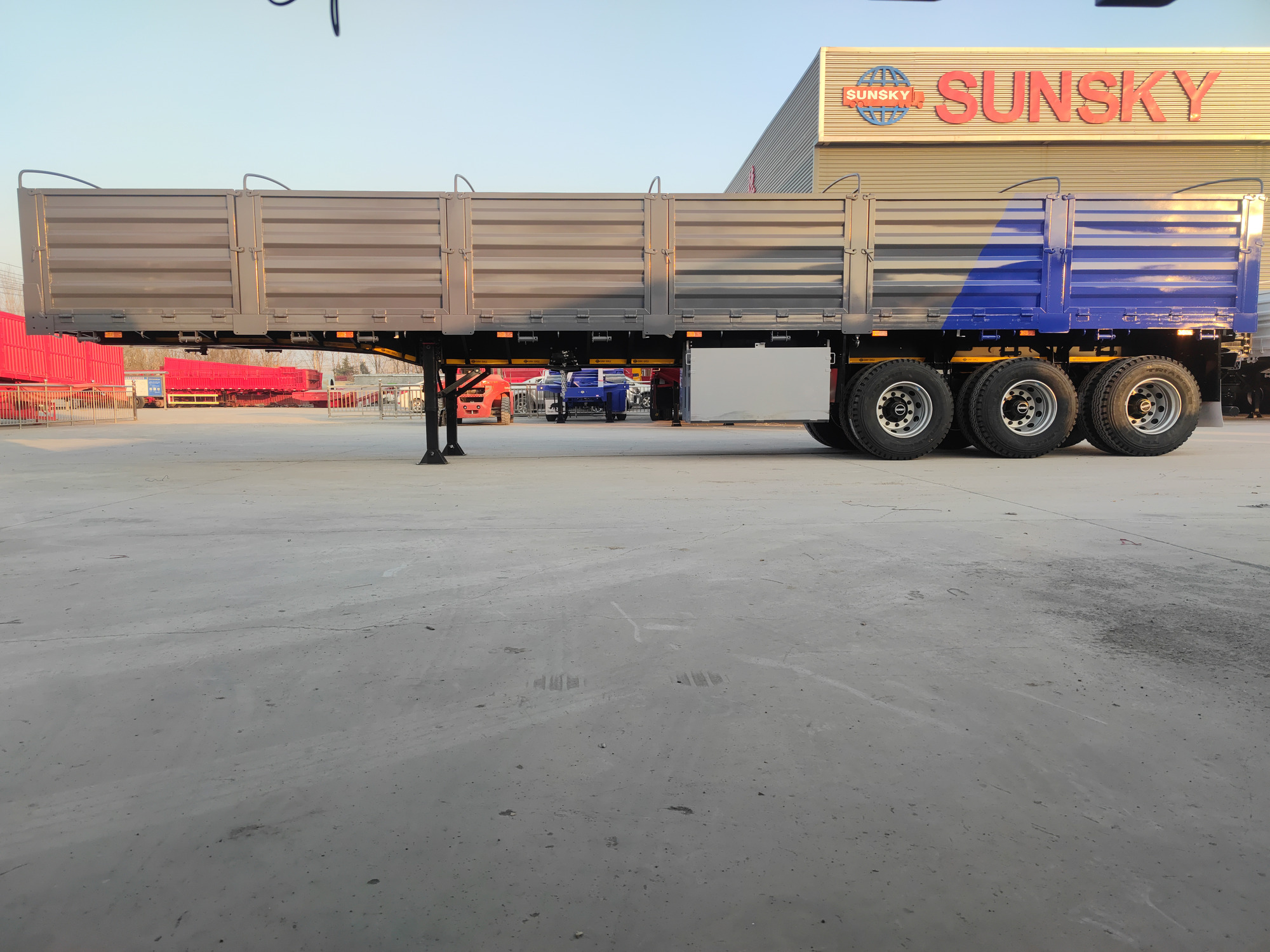 Xiamen Sunsky Vehicle Co.,Ltd - 트럭 SINOTRUK HOWO - 기어박스: 수동 undefined : 사진 1