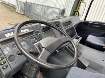Interior photo 1: 후크 리프트 트럭 DAF 65.210 4x4 65.210 4x4