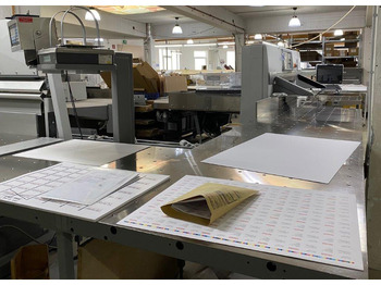 종이 절단기 Large sized cutting system Polar 137 XT-AT with stacking lifter, automatic vibrator, scale and optional unloader : 사진 3