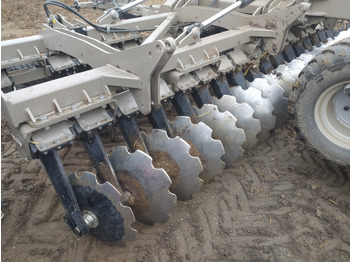 리스 ROLEX Scheibenegge / Hydraulic discs harrow / Dechaumeur à disques / Erpice a dischi / Grada de discos / Дисковая борона / Brona talerzowa 5 m ROLEX Scheibenegge / Hydraulic discs harrow / Dechaumeur à disques / Erpice a dischi / Grada de discos / Дисковая борона / Brona talerzowa 5 m : 사진 4