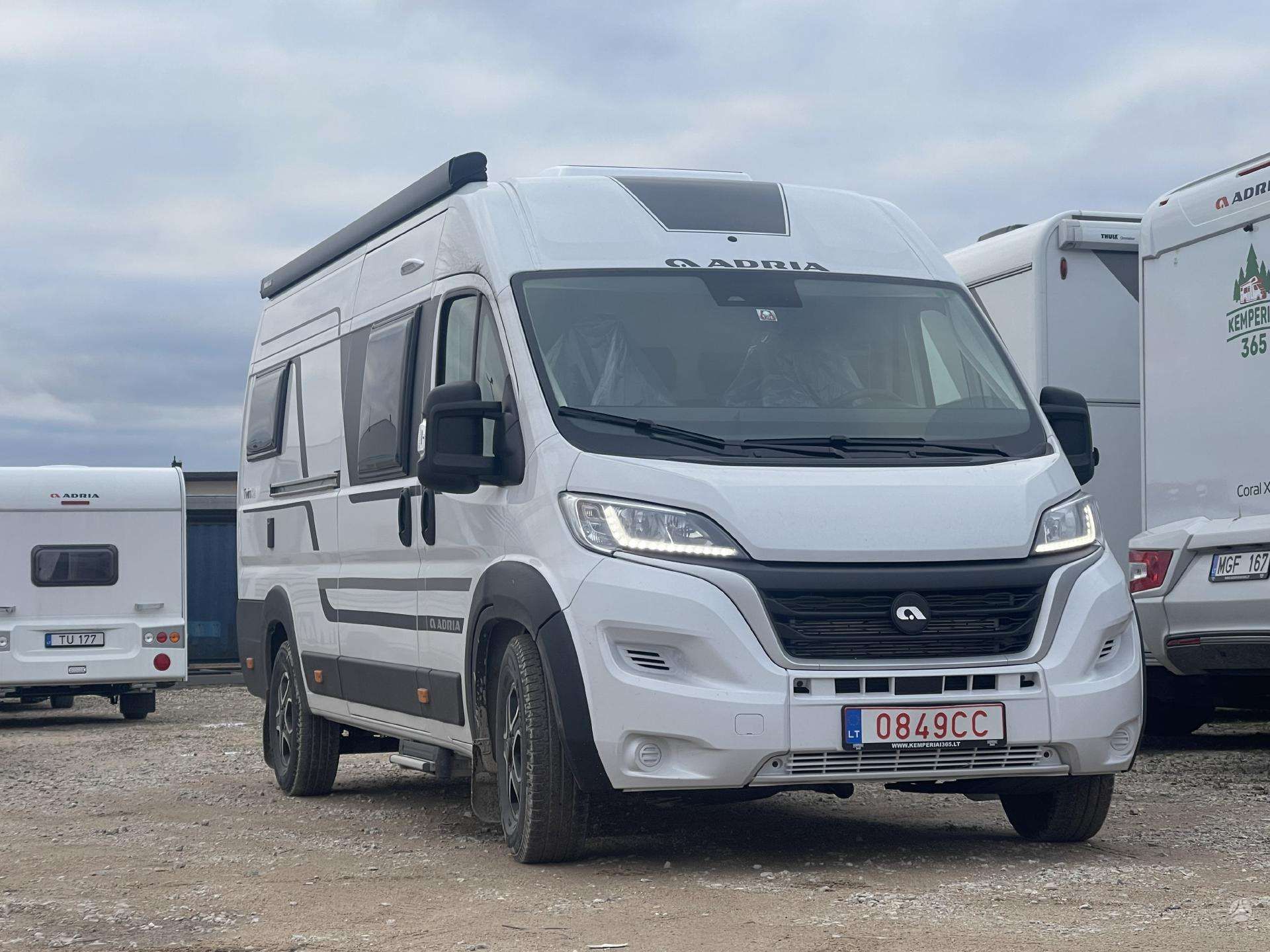 캠핑 밴 ADRIA Twin