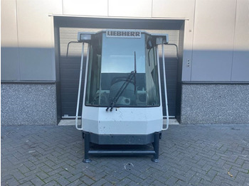 운전실 및 내부 LIEBHERR