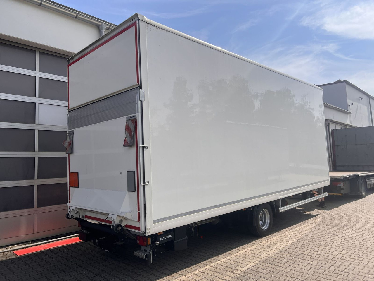 Ackermann 1 Achs Kofferanhänger mit Ladebordwand 10,5 t G - 밀폐형 박스 트레일러 : 사진 1 Ackermann 1 Achs Kofferanhänger mit Ladebordwand 10,5 t G - 밀폐형 박스 트레일러 : 사진 1