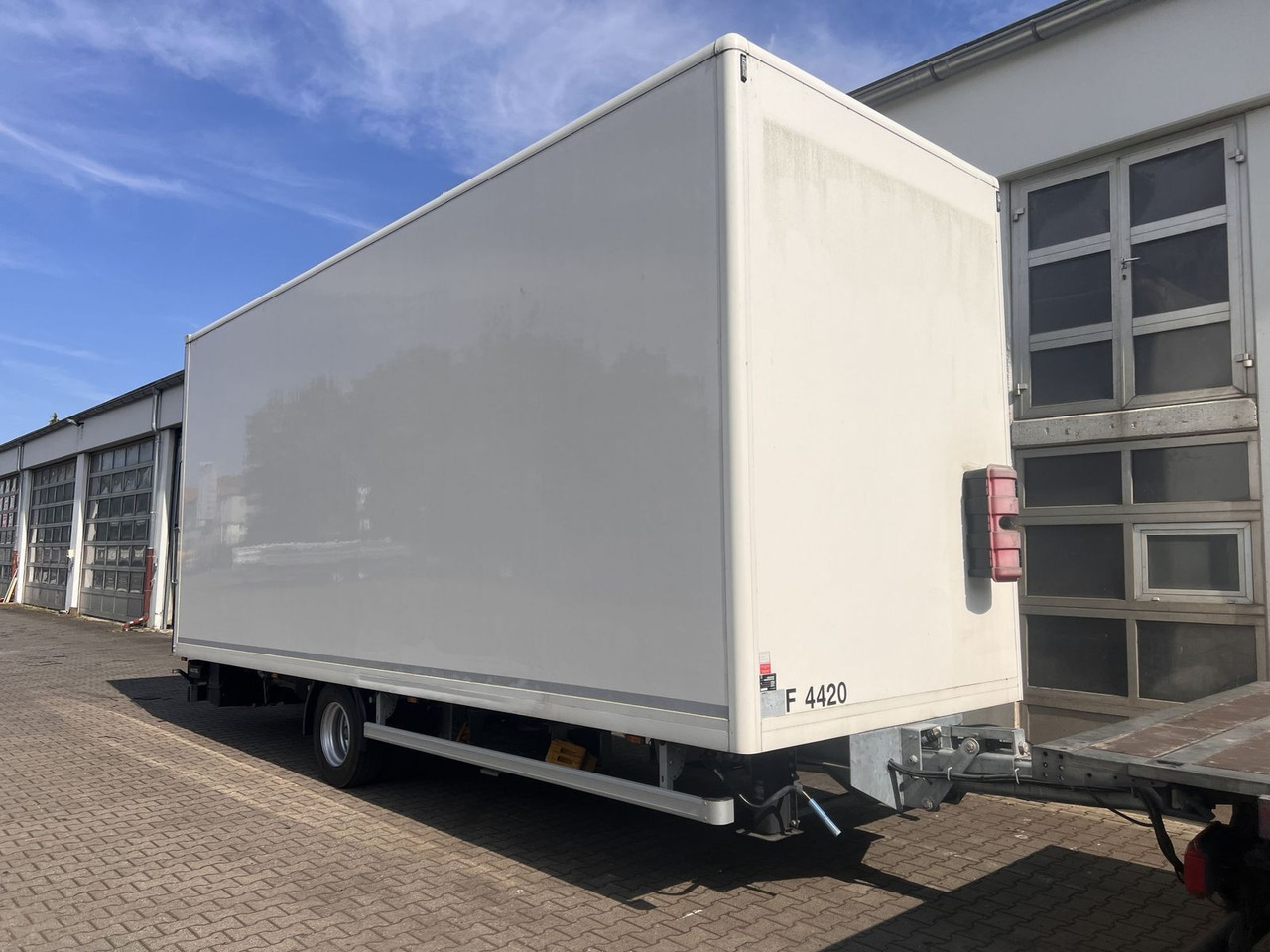 Ackermann 1 Achs Kofferanhänger mit Ladebordwand 10,5 t G - 밀폐형 박스 트레일러 : 사진 2 Ackermann 1 Achs Kofferanhänger mit Ladebordwand 10,5 t G - 밀폐형 박스 트레일러 : 사진 2
