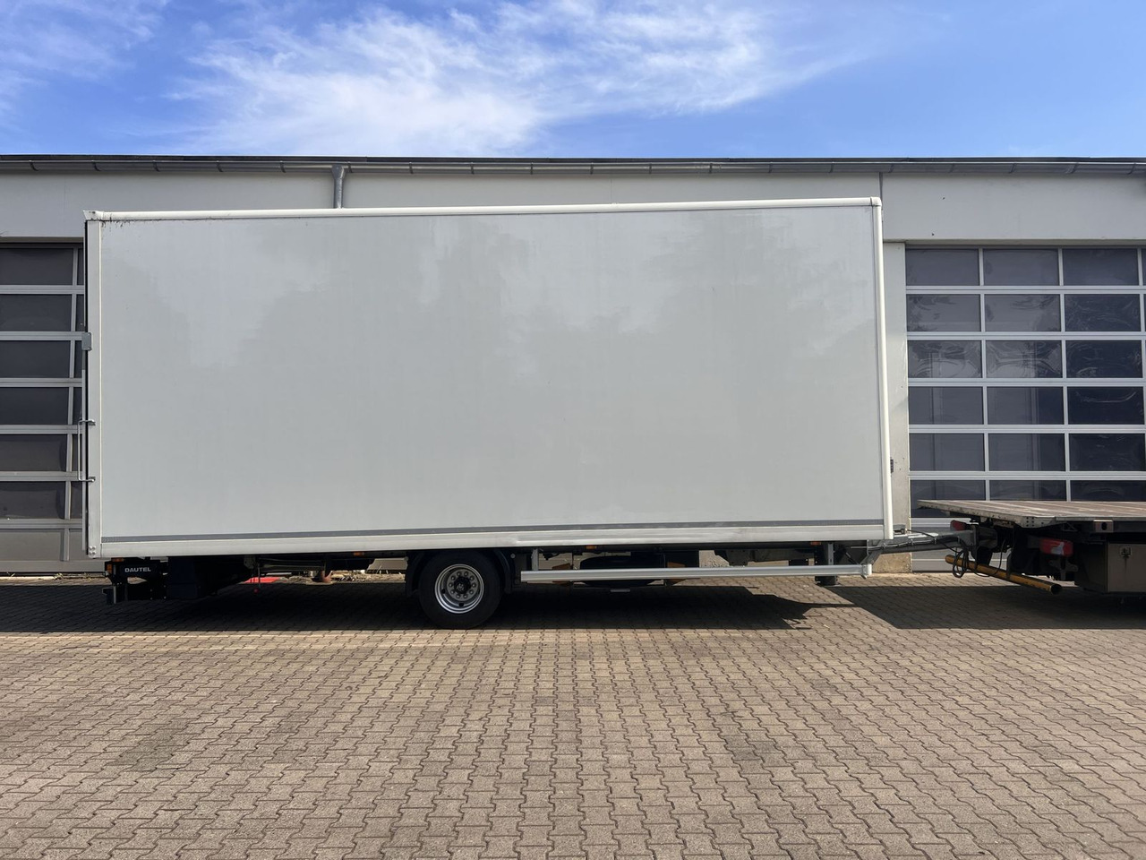 Ackermann 1 Achs Kofferanhänger mit Ladebordwand 10,5 t G - 밀폐형 박스 트레일러 : 사진 4 Ackermann 1 Achs Kofferanhänger mit Ladebordwand 10,5 t G - 밀폐형 박스 트레일러 : 사진 4
