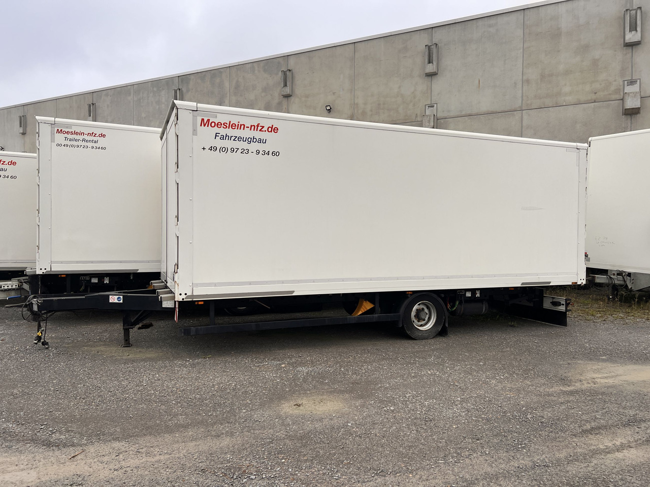 Möslein EK 1- D 7,3 1 Achs Kofferanhänger Durchladen7,08 m lang - 밀폐형 박스 트레일러 : 사진 1 Möslein EK 1- D 7,3 1 Achs Kofferanhänger Durchladen7,08 m lang - 밀폐형 박스 트레일러 : 사진 1