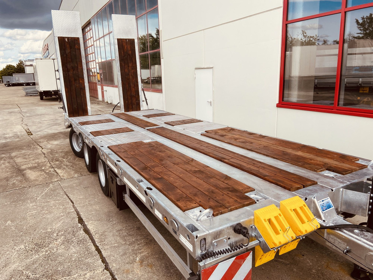 Möslein TT 34 Zugrohr Gerade 34 t GG Tridem- Tieflader 3 Achs, gelenktNeufahrzeug - 저하대 트레일러 : 사진 2 Möslein TT 34 Zugrohr Gerade 34 t GG Tridem- Tieflader 3 Achs, gelenktNeufahrzeug - 저하대 트레일러 : 사진 2