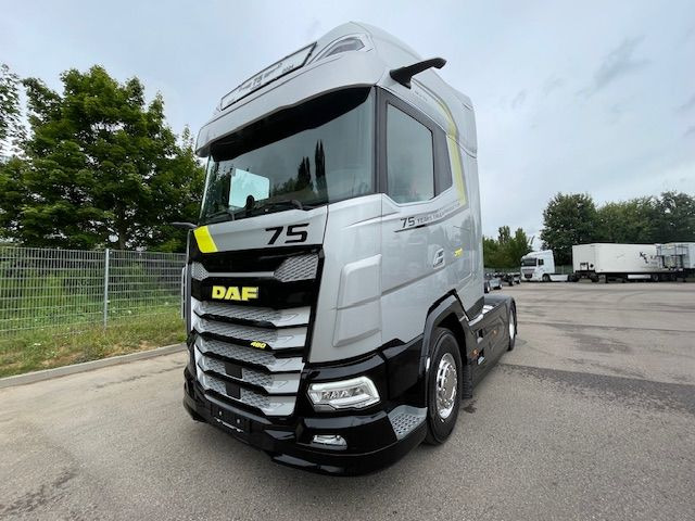 DAF XG+ 480 FT 75 Jahre DAF Edition "Limitiert" DAF XG+ 480 FT 75 Jahre DAF Edition - 트랙터 유닛 : 사진 2 DAF XG+ 480 FT 75 Jahre DAF Edition "Limitiert" DAF XG+ 480 FT 75 Jahre DAF Edition - 트랙터 유닛 : 사진 2