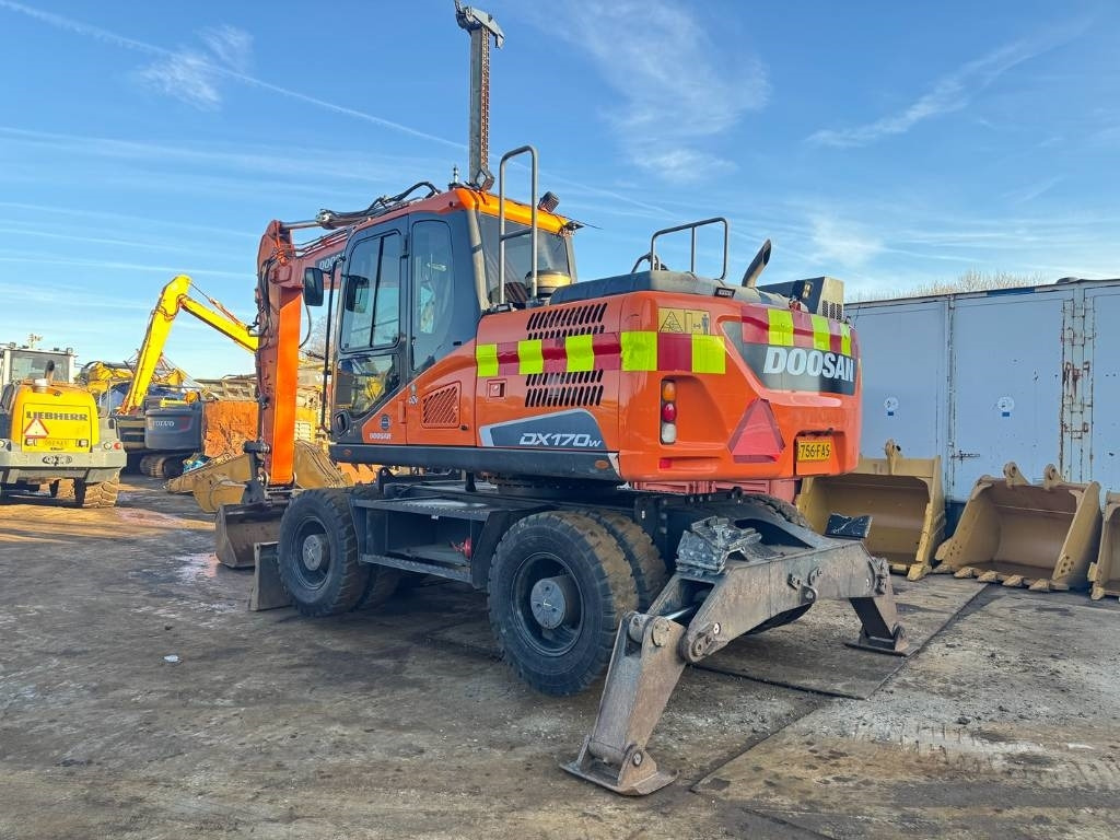 Doosan DX 170 W - 5 - 휠 굴삭기 : 사진 3 Doosan DX 170 W - 5 - 휠 굴삭기 : 사진 3