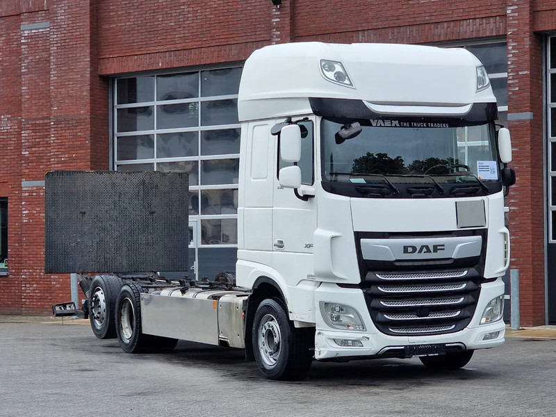 DAF XF 530 SuperSpaceCab 6x2*4 - Chassis 740 cm - Loadlift - Steering axle - Leather - - 캡 새시 트럭 : 사진 1 DAF XF 530 SuperSpaceCab 6x2*4 - Chassis 740 cm - Loadlift - Steering axle - Leather - - 캡 새시 트럭 : 사진 1