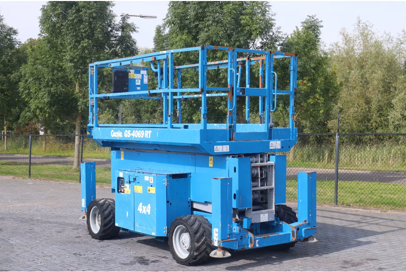 Genie GS-4069 RT | DIESEL | 14 METER - 시저 리프트 : 사진 2 Genie GS-4069 RT | DIESEL | 14 METER - 시저 리프트 : 사진 2
