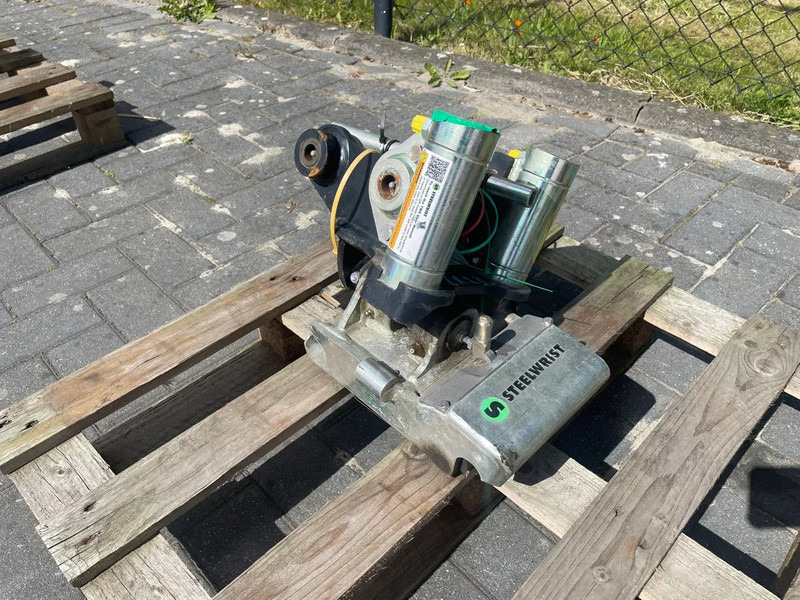 Sanderson STEELWRIST TMX S30 -180HA | TILT QUICKCOUPLER | TILTING COUPLER | NEW - 틸트로테이터 건설기계 용 : 사진 1 Sanderson STEELWRIST TMX S30 -180HA | TILT QUICKCOUPLER | TILTING COUPLER | NEW - 틸트로테이터 건설기계 용 : 사진 1