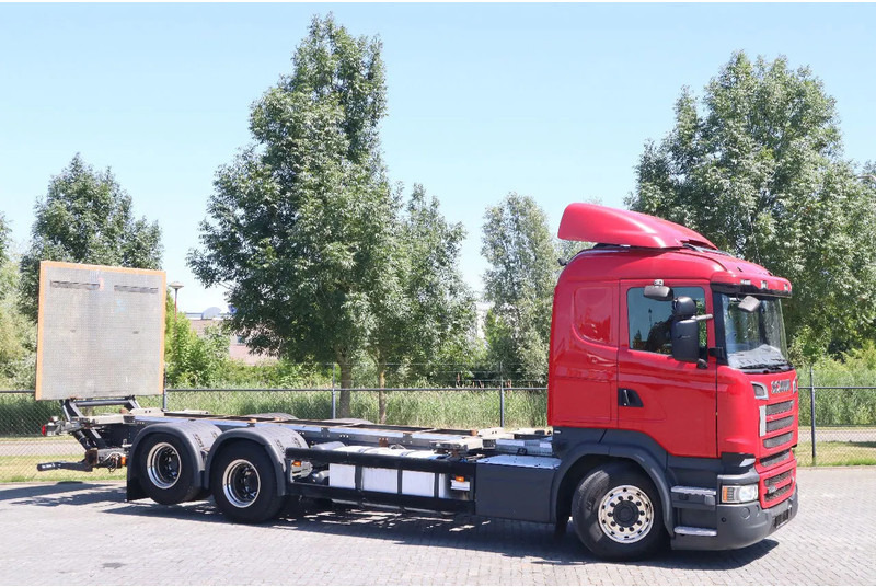 Scania R580 V8 | 6X2 | BDF | RETARDER | TAILLIFT | EURO 6 - 캡 새시 트럭 : 사진 3 Scania R580 V8 | 6X2 | BDF | RETARDER | TAILLIFT | EURO 6 - 캡 새시 트럭 : 사진 3