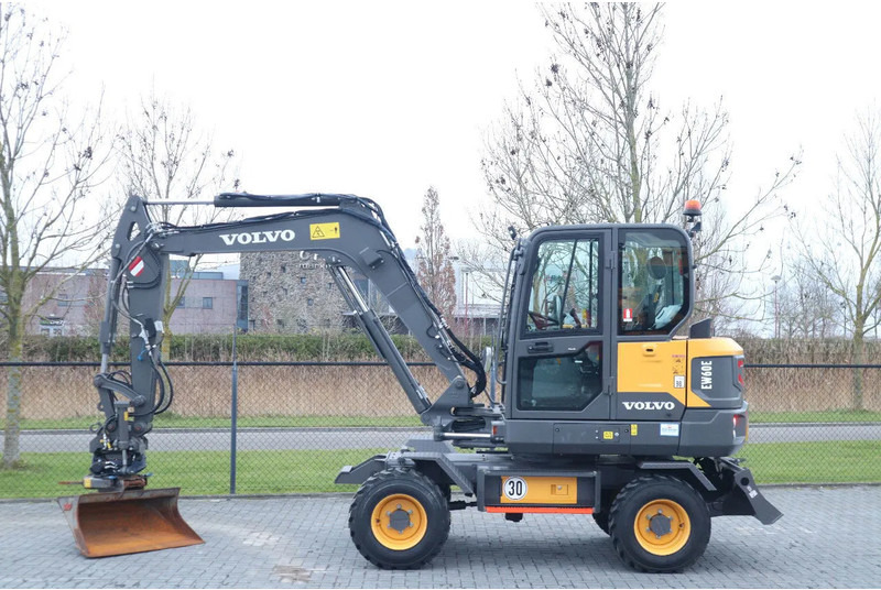 Volvo EW60E | DEMO | 30 KM/H | ROTOTILT + GRIPPER | BUCKET - 휠 굴삭기 : 사진 1 Volvo EW60E | DEMO | 30 KM/H | ROTOTILT + GRIPPER | BUCKET - 휠 굴삭기 : 사진 1