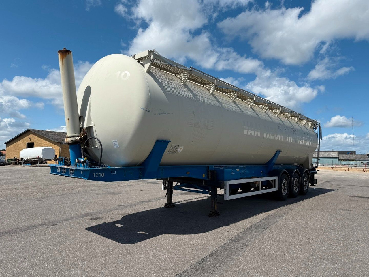 Feldbinder 3 axle 63 m3 Silo trailer Feldbinder 3 axle 63 m3 Silo trailer - 사일로 세미 트레일러 : 사진 1 Feldbinder 3 axle 63 m3 Silo trailer Feldbinder 3 axle 63 m3 Silo trailer - 사일로 세미 트레일러 : 사진 1