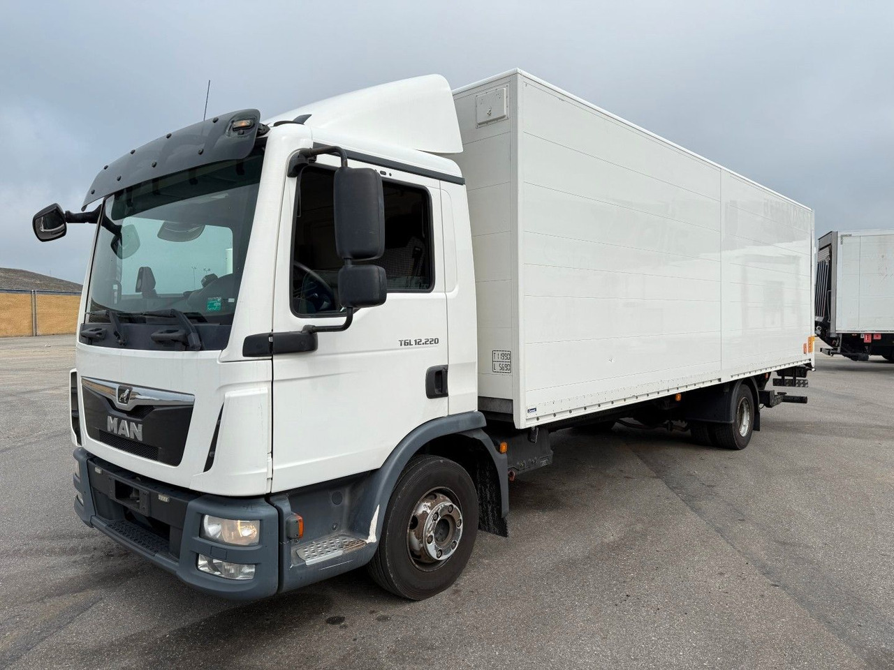 MAN TGL 12.220 4x2 Euro 6 Koffer - 박스 트럭 : 사진 1 MAN TGL 12.220 4x2 Euro 6 Koffer - 박스 트럭 : 사진 1