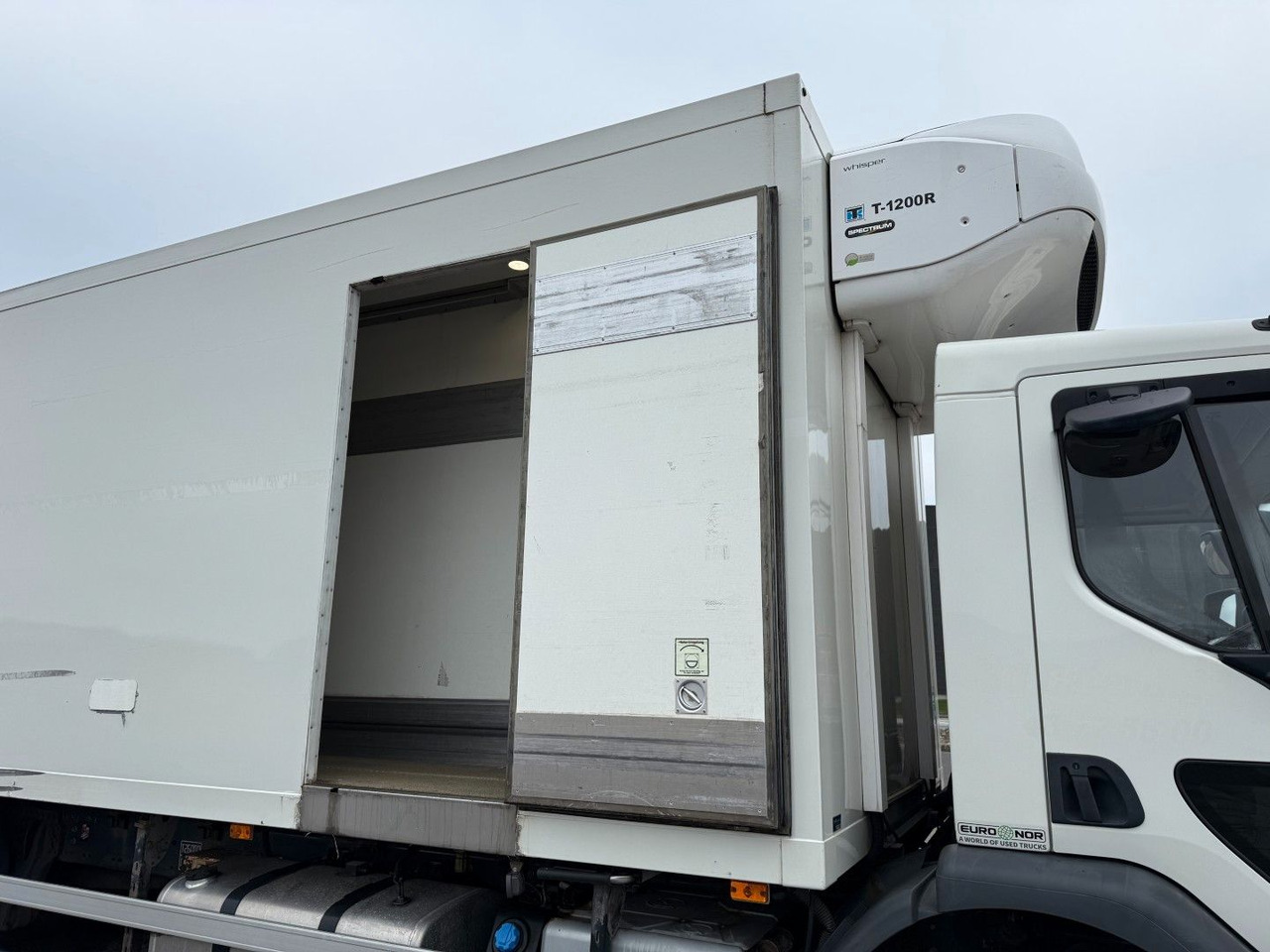 Volvo FE320 6x2*4 TK T1200-R Spectrum 9,80 m. koffer - 냉동탑차 : 사진 5 Volvo FE320 6x2*4 TK T1200-R Spectrum 9,80 m. koffer - 냉동탑차 : 사진 5