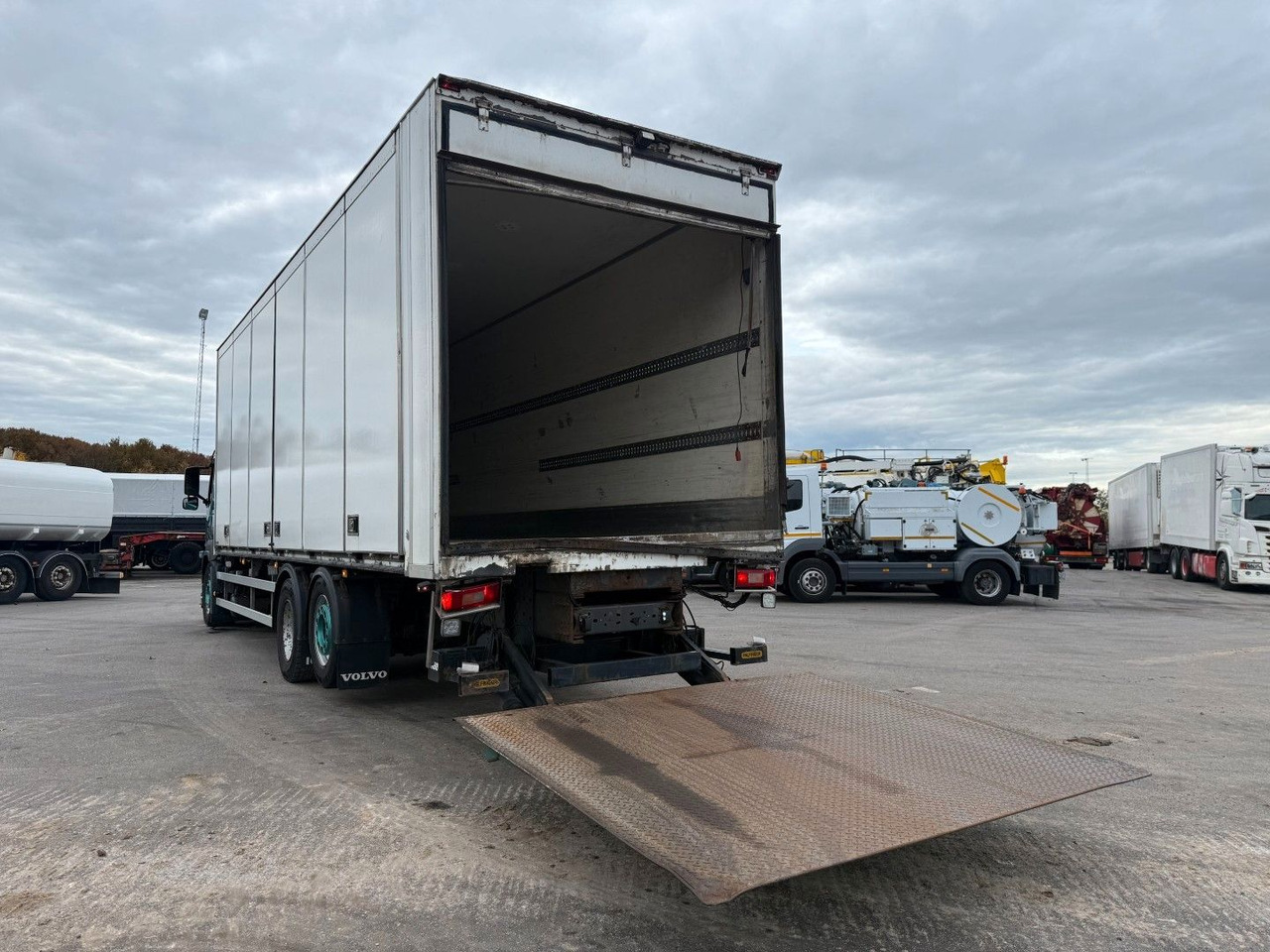 Volvo FM330 6x2*4 Carrier Supra 1050 Nordic - 냉동탑차 : 사진 5 Volvo FM330 6x2*4 Carrier Supra 1050 Nordic - 냉동탑차 : 사진 5