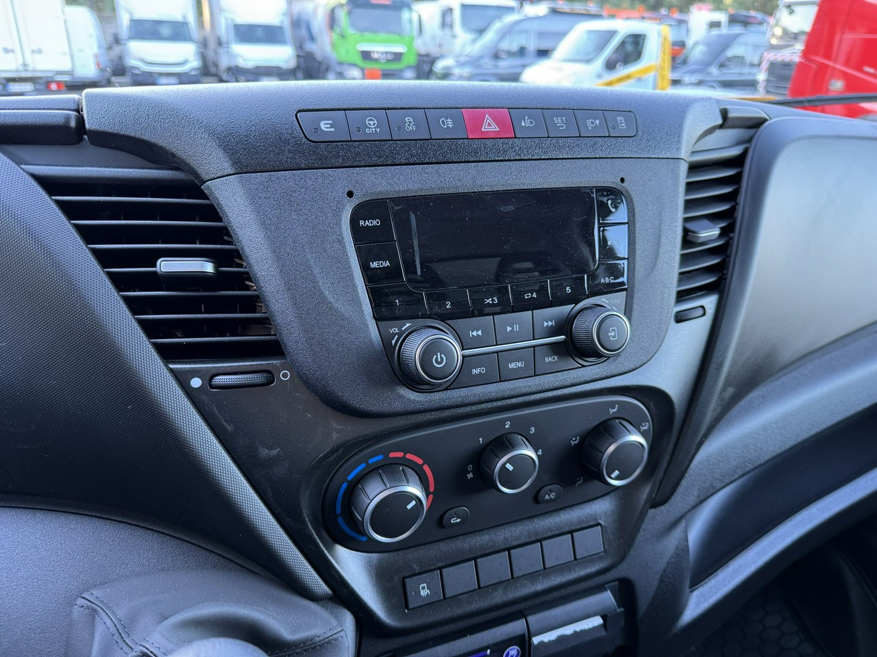 리스 Iveco Daily 35S16 V Iveco Daily 35S16 V : 사진 31