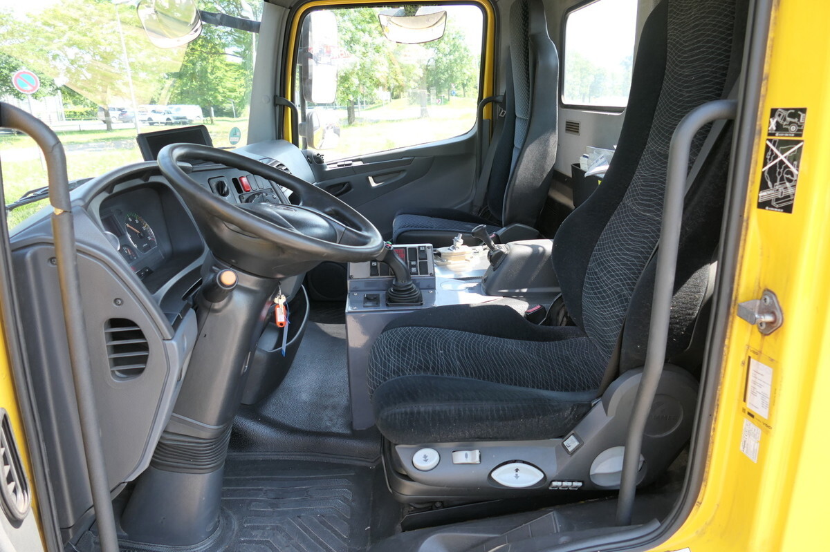 Interior photo 1: 컨테이너 운반 장치/ 스와프 보디 트럭 MERCEDES-BENZ KAMAG WBH 25 Wiesel Terberg Umsetzfahrz. Sattelk Interior photo 1: 컨테이너 운반 장치/ 스와프 보디 트럭 MERCEDES-BENZ KAMAG WBH 25 Wiesel Terberg Umsetzfahrz. Sattelk