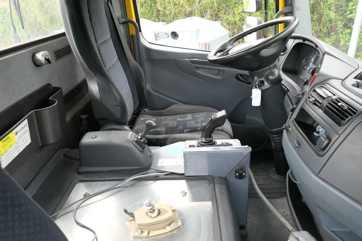 Interior photo 1: 컨테이너 운반 장치/ 스와프 보디 트럭 MERCEDES-BENZ KAMAG WBH 25 Wiesel Terberg Umsetzfahrz. Sattelk Interior photo 1: 컨테이너 운반 장치/ 스와프 보디 트럭 MERCEDES-BENZ KAMAG WBH 25 Wiesel Terberg Umsetzfahrz. Sattelk