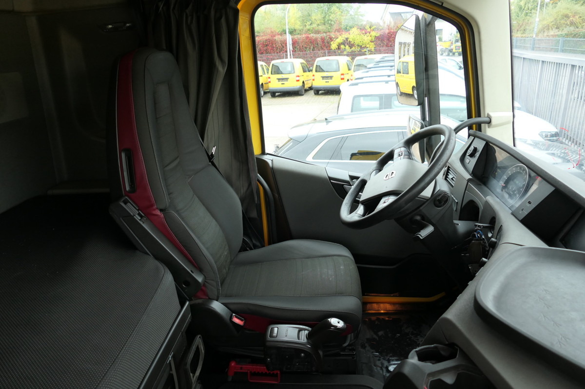 Interior photo 1: 컨테이너 운반 장치/ 스와프 보디 트럭 VOLVO FH 26.420 6x2 BDF