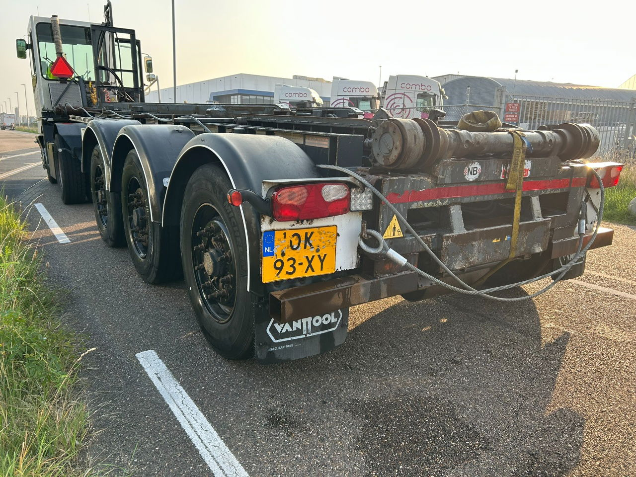 Diversen Cable system 90 tipping / disc brakes bpw / lifting axle / remote control - 컨테이너 운반 장치/ 스와프 보디 세미 트레일러 : 사진 4 Diversen Cable system 90 tipping / disc brakes bpw / lifting axle / remote control - 컨테이너 운반 장치/ 스와프 보디 세미 트레일러 : 사진 4