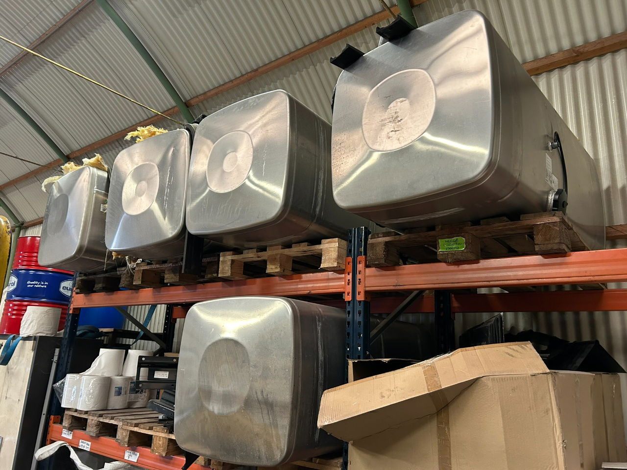 MAN 4 x Man 710 ltr tank orgineel / incl steunen / parts nr 81.12201-6949 160x70 - 연료 탱크 : 사진 1 MAN 4 x Man 710 ltr tank orgineel / incl steunen / parts nr 81.12201-6949 160x70 - 연료 탱크 : 사진 1