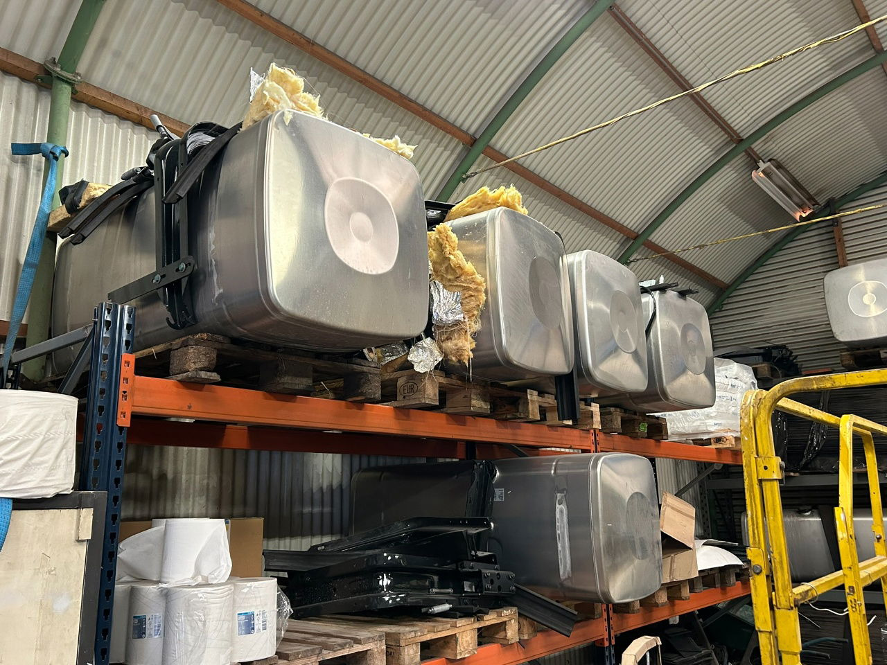 MAN 4 x Man 710 ltr tank orgineel / incl steunen / parts nr 81.12201-6949 160x70 - 연료 탱크 : 사진 2 MAN 4 x Man 710 ltr tank orgineel / incl steunen / parts nr 81.12201-6949 160x70 - 연료 탱크 : 사진 2