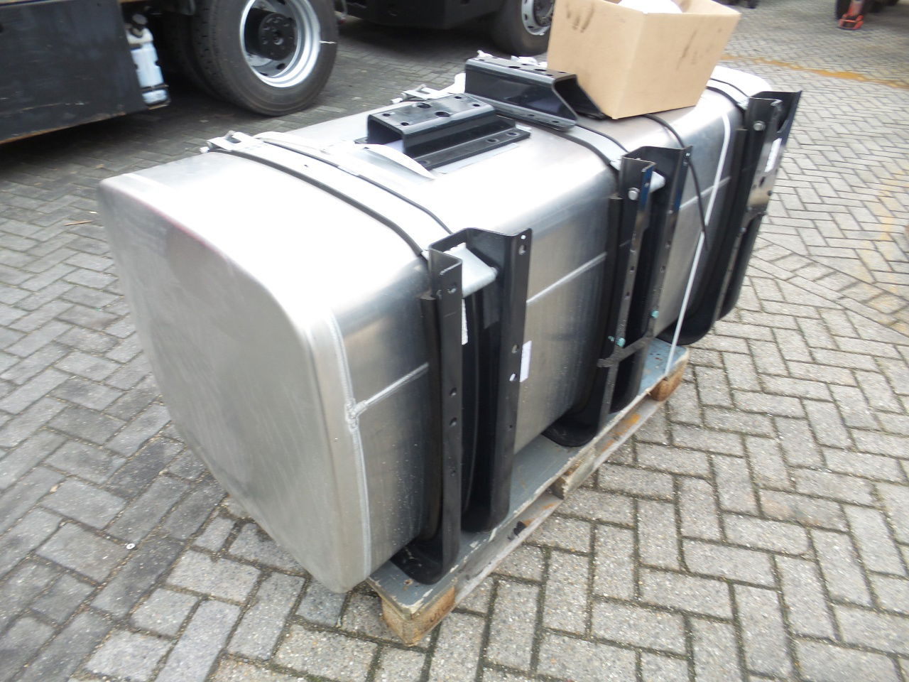 MAN 4 x Man 710 ltr tank orgineel / incl steunen / parts nr 81.12201-6949 160x70 - 연료 탱크 : 사진 3 MAN 4 x Man 710 ltr tank orgineel / incl steunen / parts nr 81.12201-6949 160x70 - 연료 탱크 : 사진 3
