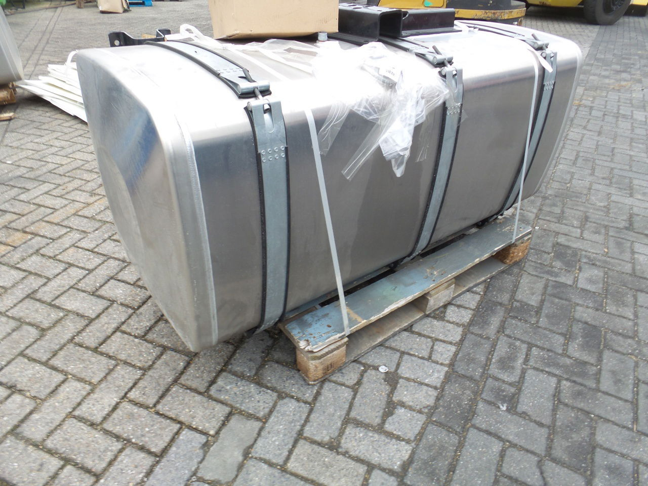 MAN 4 x Man 710 ltr tank orgineel / incl steunen / parts nr 81.12201-6949 160x70 - 연료 탱크 : 사진 5 MAN 4 x Man 710 ltr tank orgineel / incl steunen / parts nr 81.12201-6949 160x70 - 연료 탱크 : 사진 5