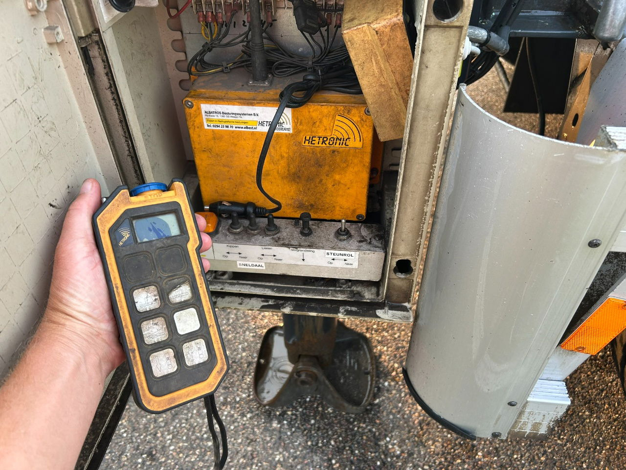 Van Hool Cable system 90 tipping / disc brakes bpw / lifting axle / remote control - 컨테이너 운반 장치/ 스와프 보디 세미 트레일러 : 사진 5 Van Hool Cable system 90 tipping / disc brakes bpw / lifting axle / remote control - 컨테이너 운반 장치/ 스와프 보디 세미 트레일러 : 사진 5