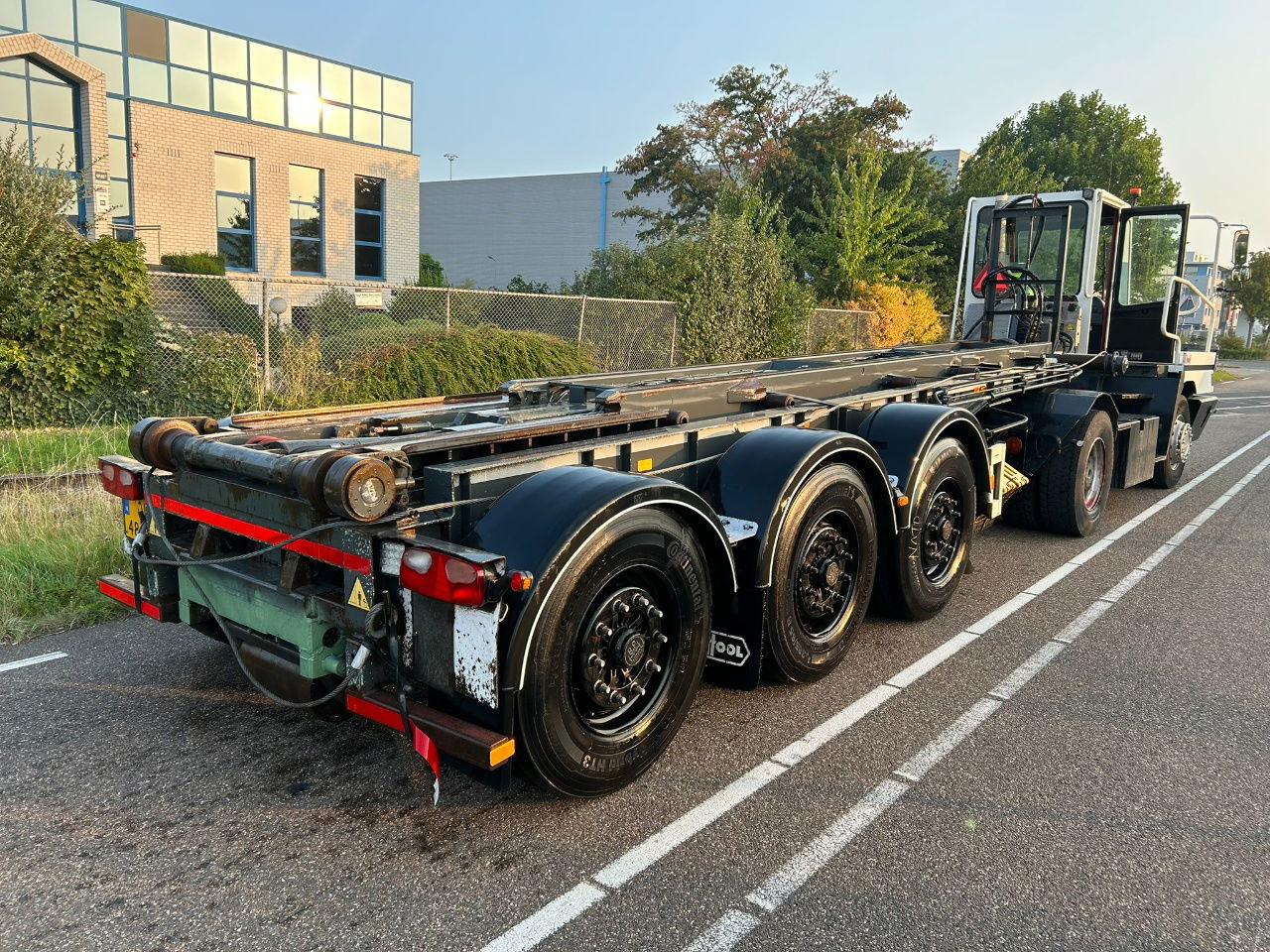 Van Hool Cable system 90 tipping / disc brakes bpw / lifting axle / remote control - 컨테이너 운반 장치/ 스와프 보디 세미 트레일러 : 사진 2 Van Hool Cable system 90 tipping / disc brakes bpw / lifting axle / remote control - 컨테이너 운반 장치/ 스와프 보디 세미 트레일러 : 사진 2