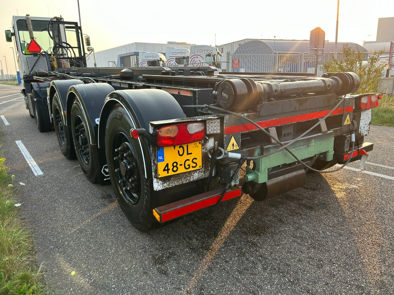 Van Hool Cable system 90 tipping / disc brakes bpw / lifting axle / remote control - 컨테이너 운반 장치/ 스와프 보디 세미 트레일러 : 사진 3 Van Hool Cable system 90 tipping / disc brakes bpw / lifting axle / remote control - 컨테이너 운반 장치/ 스와프 보디 세미 트레일러 : 사진 3