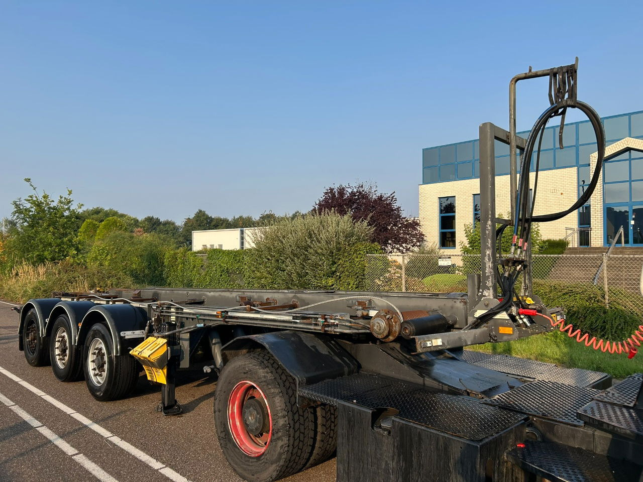 Van Hool Cable system 90 tipping / disc brakes bpw / lifting axle / remote control - 컨테이너 운반 장치/ 스와프 보디 세미 트레일러 : 사진 1 Van Hool Cable system 90 tipping / disc brakes bpw / lifting axle / remote control - 컨테이너 운반 장치/ 스와프 보디 세미 트레일러 : 사진 1