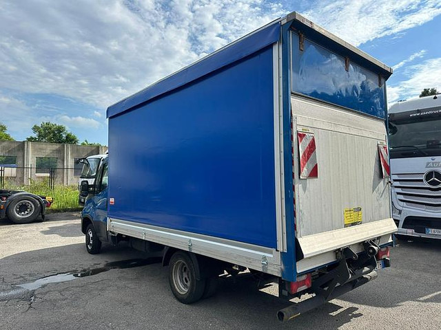 Iveco 35C16 - 커튼 사이드 밴 : 사진 3 Iveco 35C16 - 커튼 사이드 밴 : 사진 3