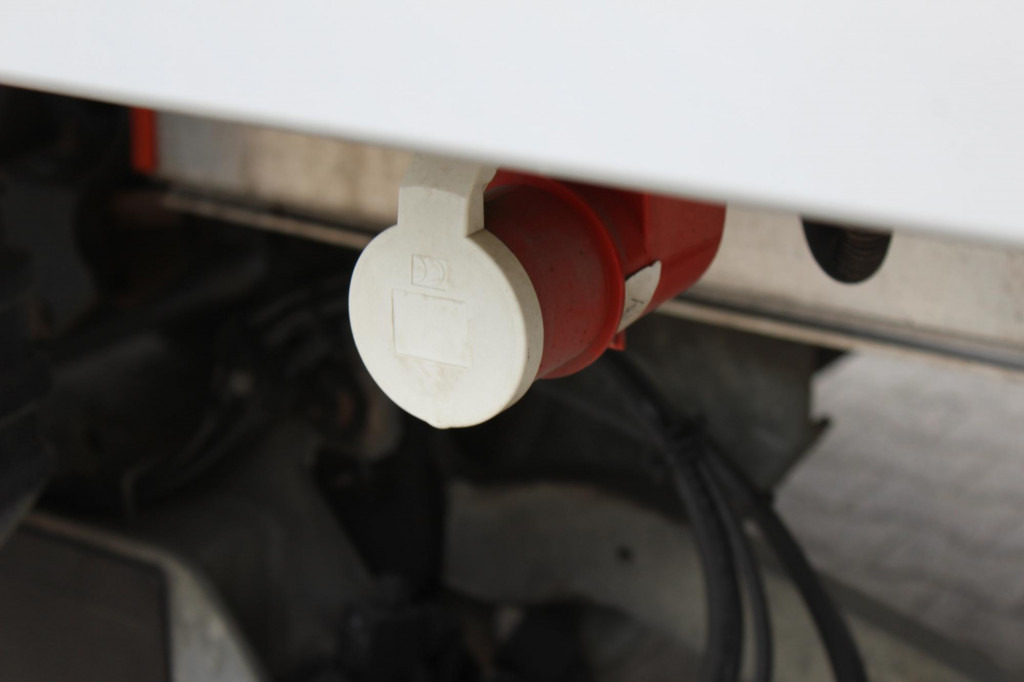 Renault D 12 Carrier Supra 550 Strom Tür LBW FRC 2027 - 냉동탑차 : 사진 4 Renault D 12 Carrier Supra 550 Strom Tür LBW FRC 2027 - 냉동탑차 : 사진 4