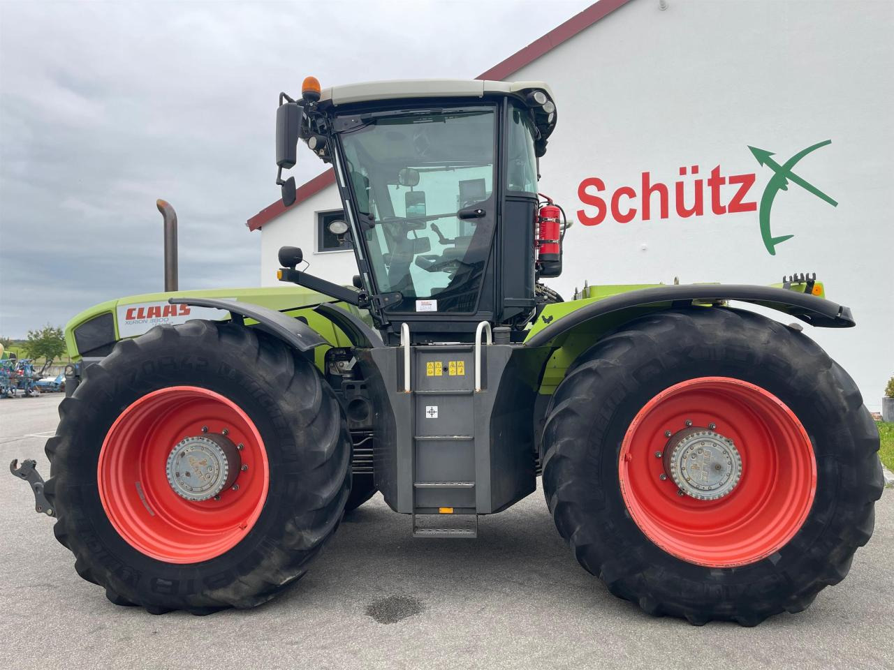 CLAAS Xerion 3800 Trac PTO mit GPS S3 mit Frontkraftheber und Heckzapfwelle, kommt vom Erstbesitzer, gepfl - 장궤형 트랙터 : 사진 5 CLAAS Xerion 3800 Trac PTO mit GPS S3 mit Frontkraftheber und Heckzapfwelle, kommt vom Erstbesitzer, gepfl - 장궤형 트랙터 : 사진 5