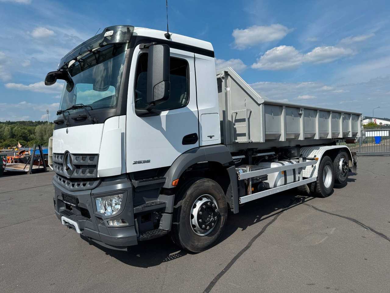 Mercedes-Benz Arocs 2535 6x2 Hiab XR 21S59 + Kranhydraulik - 후크 리프트 트럭 : 사진 1 Mercedes-Benz Arocs 2535 6x2 Hiab XR 21S59 + Kranhydraulik - 후크 리프트 트럭 : 사진 1