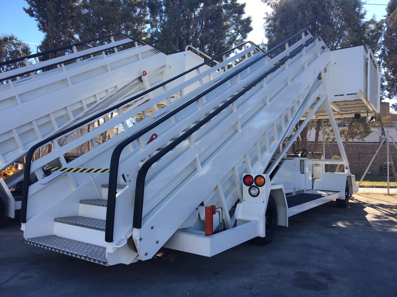 JBT Passenger Stairs Smart Step - 탑승 계단 : 사진 1 JBT Passenger Stairs Smart Step - 탑승 계단 : 사진 1