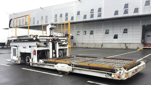 Lower Deck Loader FMC Commander 15 Wide - 항공기 화물 로더 : 사진 3 Lower Deck Loader FMC Commander 15 Wide - 항공기 화물 로더 : 사진 3