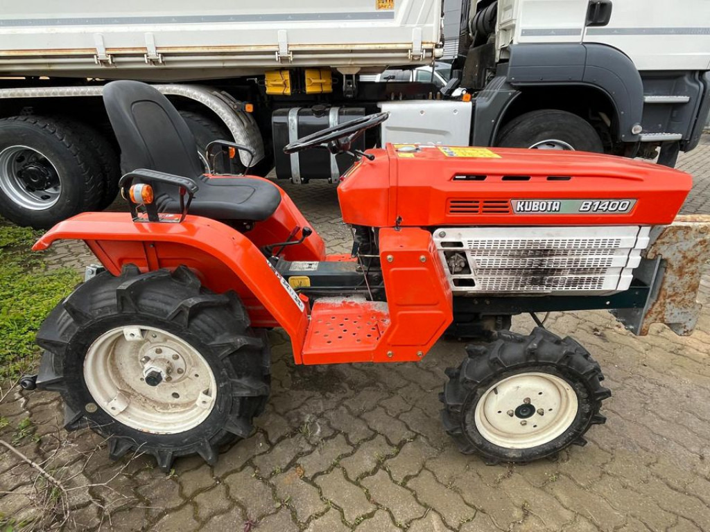 KUBOTA Trecker 1400 Diverse mit Zapfwelle am Heck und Heuwender - 스트래들 트랙터 : 사진 5 KUBOTA Trecker 1400 Diverse mit Zapfwelle am Heck und Heuwender - 스트래들 트랙터 : 사진 5