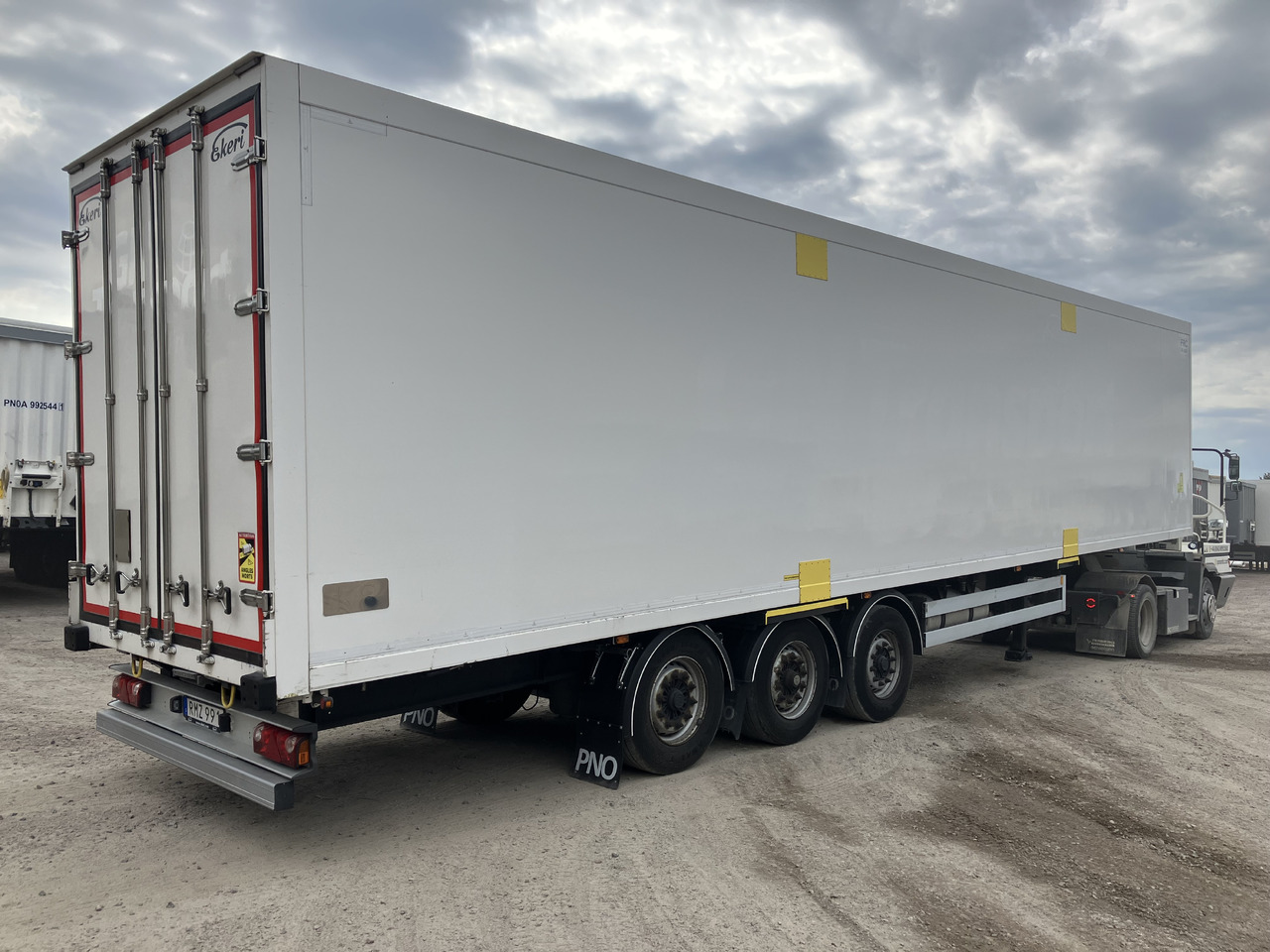 EKERI REEFER OPENSIDE - DOUPLESTOCK - HUCKEPACK - 냉동 세미 트레일러 : 사진 4 EKERI REEFER OPENSIDE - DOUPLESTOCK - HUCKEPACK - 냉동 세미 트레일러 : 사진 4