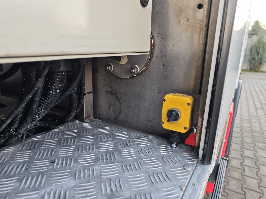 쓰레기차 IVECO Eurocargo + IRIDE BIN WASHER CLEANER RHodέla Containerreiniger : 사진 21 쓰레기차 IVECO Eurocargo + IRIDE BIN WASHER CLEANER RHodέla Containerreiniger : 사진 21