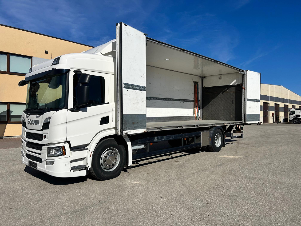SCANIA P320 - 박스 트럭 : 사진 2 SCANIA P320 - 박스 트럭 : 사진 2