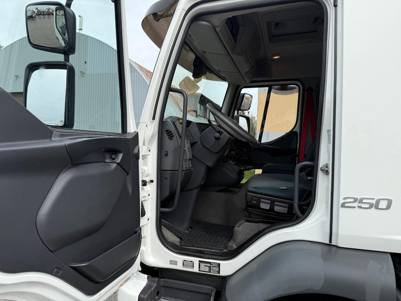 VOLVO FL250 - 박스 트럭 : 사진 4 VOLVO FL250 - 박스 트럭 : 사진 4