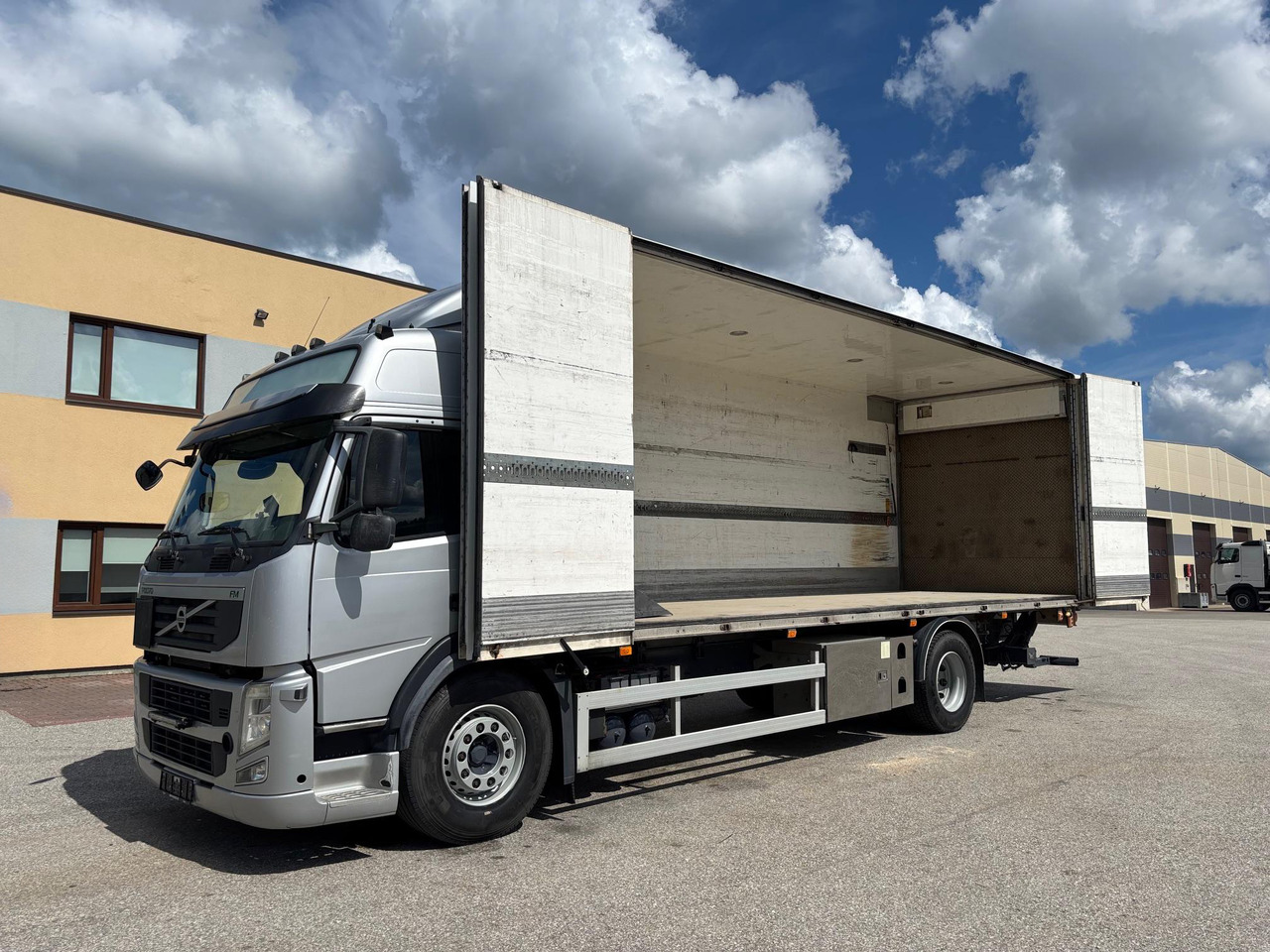 VOLVO FM330 - 박스 트럭 : 사진 4 VOLVO FM330 - 박스 트럭 : 사진 4